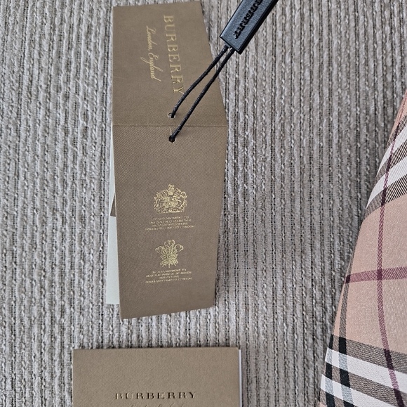 Burberry black/plaid Haymarket reversible tote. Approx H 11 1/2 x W 16 x 4 D - Picture 6 of 8